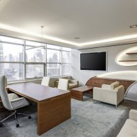 一位法务顾问模样的人坐在办公桌前翻阅字体授权条款文件，桌面上摊开多份标注了重点的合同文本
