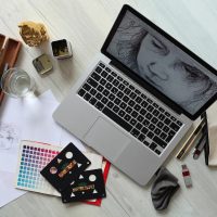 暗色工作室里一位字体设计师在屏幕前用矢量节点工具调整汉字骨架曲线，暖橙色标注线显示重心与字面率参考线